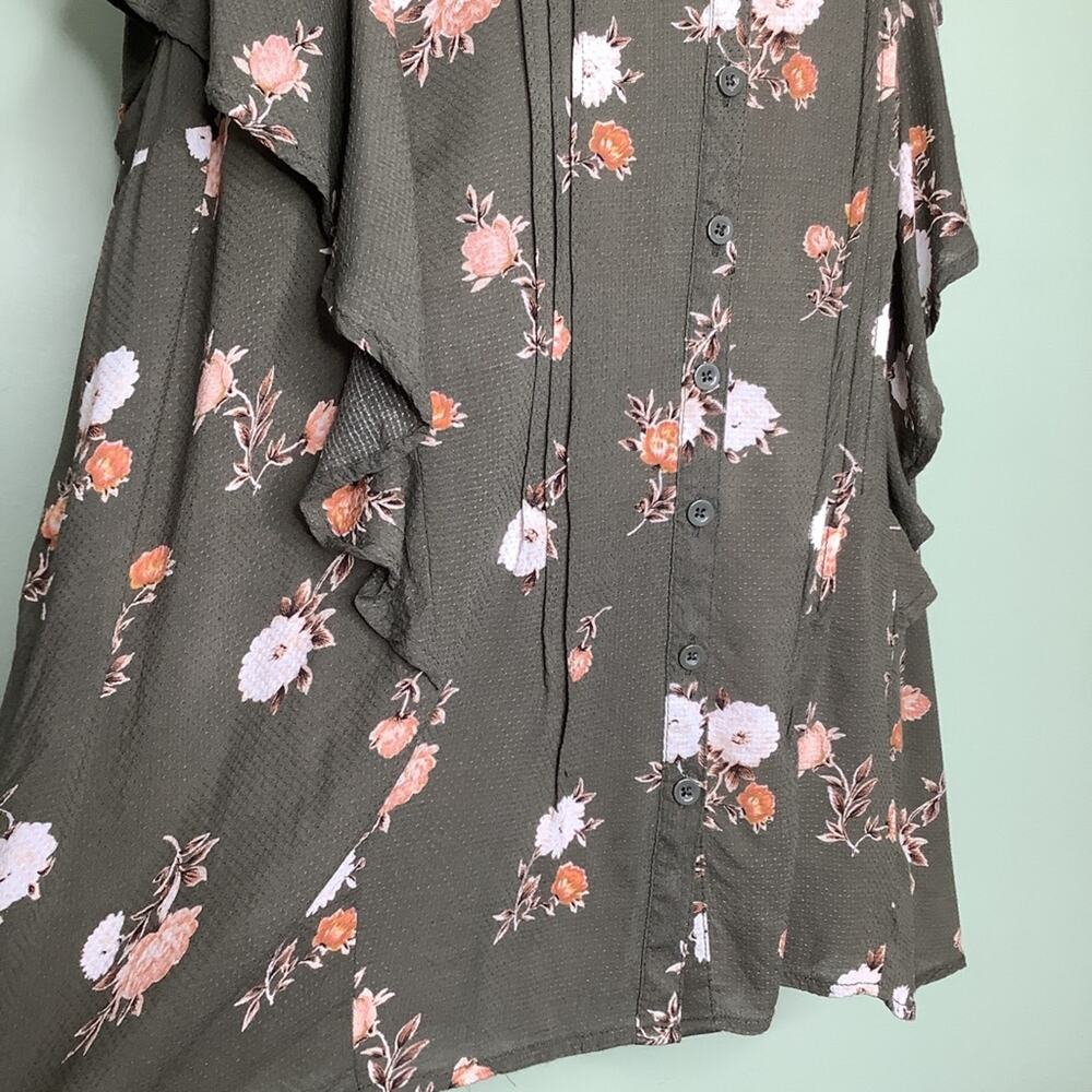 Torrid Floral Pin Tuck Button Front Flutter Ruffl… - image 4